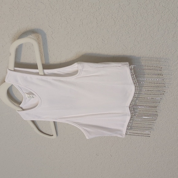 Milumia white ribbed sleevess round neck cropped tank top with rhinestone fringe - Picture 6 of 13